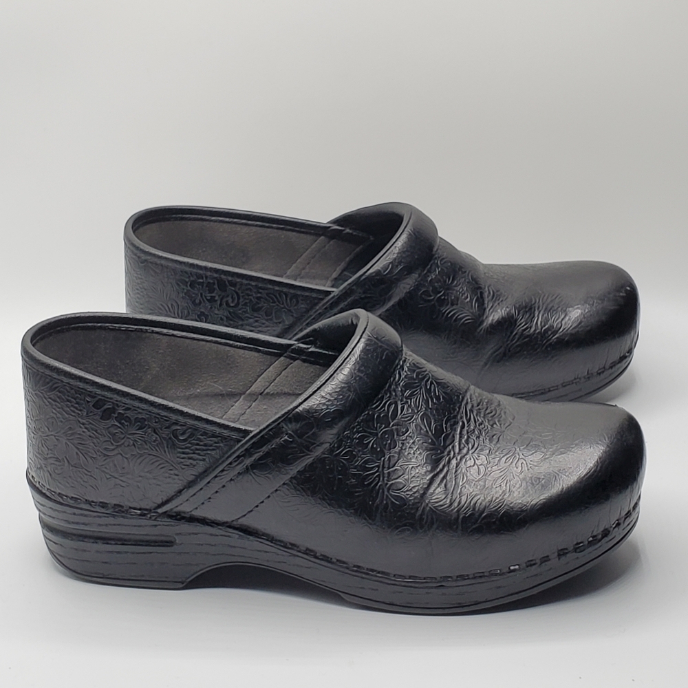 Dansko embossed leather clog size 39 US 8.5/9